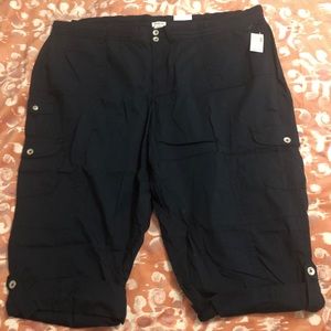 NWT mid-rise Capri cargo pant w/ rolled bottom hem